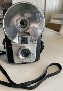 Vintage BROWNIE Starflash Camera With Dakon Lens and Strap - Collectible Camera! - Picture 1 of 14