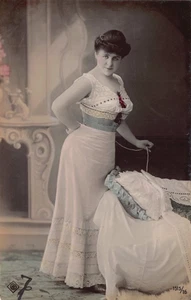 Bellissima foto cartolina sexy busty donna signora RPPC lingerie posa seducente - Foto 1 di 2