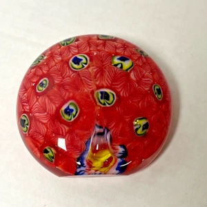 KUNSTGLAS BRIEFBESCHWERER, FLACH ROT MILLEFIORI PFAU - Bild 1 von 4