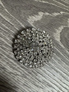 VINTAGE STRASS ERHABEN MEDAILLON BROSCHE ANSTECKNADEL KLARE KRISTALLE Bin C - Bild 1 von 2