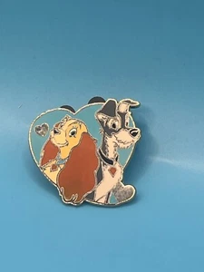 Prendedor Disney Dama y El Vagabundo en Forma de Corazón Verde azulado con Orejas de Goma Traseras  - Imagen 1 de 2