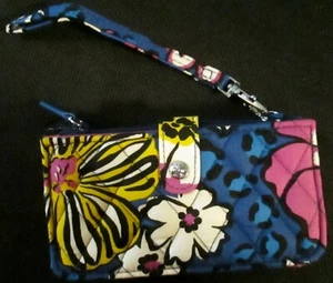 NEW VERA BRADLEY SMART PHONE WRISTLET QUILTED AFRICAN VIOLET PATTERN - Picture 1 of 2