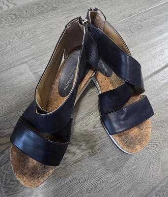 Sandalia Adrienne Vittadini Sport Cheers azul marino plantilla de corcho con tiras talla 9 Foto 1 de 4