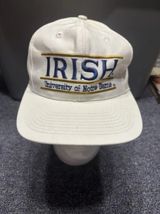 De colección Años 90 El Juego Barra Dividida Logo Notre Dame Lucha Irlandesa NCAA Gorra Snapback - Imagen 1 de 3