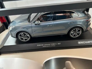 Porsche Cayenne Turbo S Blau 2017.Minichamps 1:18 .300 pcs .2 Magazine Porsche - Bild 1 von 24