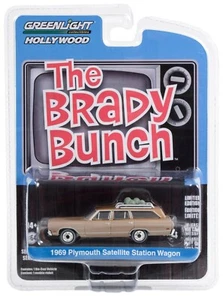1:64 Greenlight *HOLLYWOOD 39* Brady Bunch 1969 Plymouth Satellite Wagon w/GEAR - Picture 1 of 1