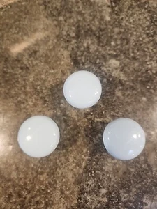 Drei hellblaue Keramik 1,25" Knöpfe Neu - Bild 1 von 3