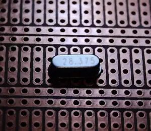 Resonador de cristal de cuarzo 28,375 MHz HC49s bajo perfil radioaficionado banda de 10 m QRP - Imagen 1 de 2
