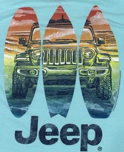 Camiseta grande de manga corta JEEP: verde azulado, JEDCO con tres tablas de surf en la espalda gráfico - Imagen 1 de 6