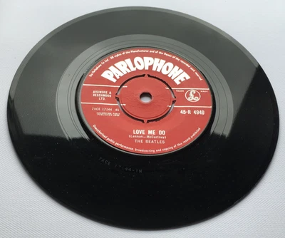 THE BEATLES "LOVE ME DO" 1 STAMPS NO MADE IN GB, MISSING BRACKET & OFFSET CREDIT Foto 1 de 4