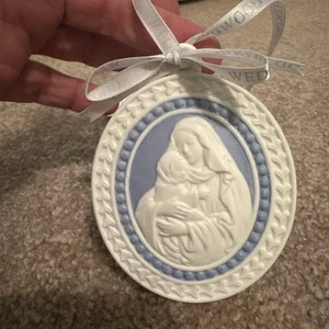 Wedgwood Jasperware Ornament Madonna And Child with Ribbon - Picture 1 of 5