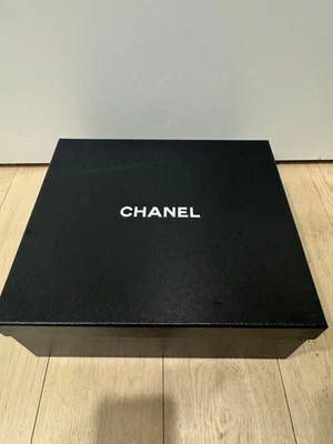 Auténtica caja de zapatos vacía Chanel 13" x 11,25" x 5" Foto 1 de 3