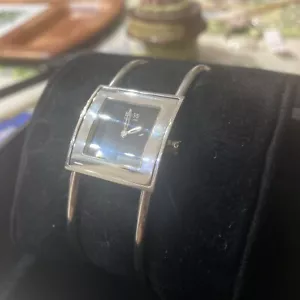 Hugo Boss Ladies Bangle stainless steel Watch 2004 Model 3488 batteries needed - Picture 1 of 8