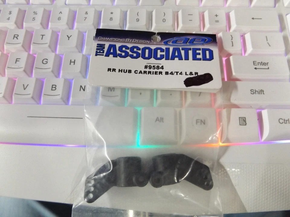 Team Associated RC10 B4 T4 Series NOS Rear Hub Carriers 9584 L & R Black - Image 1 of 1
