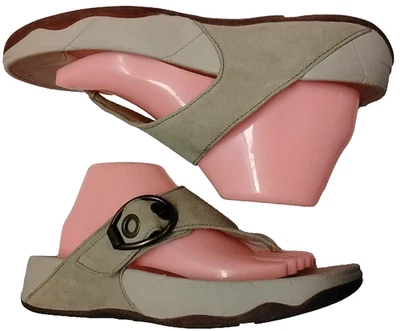 Chanclas para mujer 10 FITFLOP beige gamuza, hebilla, micro bamboleo, sandalias Foto 1 de 4