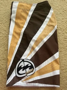 NUEVO SIN ETIQUETAS BOARDSHORTS BILLABONG ANDY IRONS SAMURAI 31” FIRMA MARRÓN AMARILLO Y BLANCO - Imagen 1 de 8