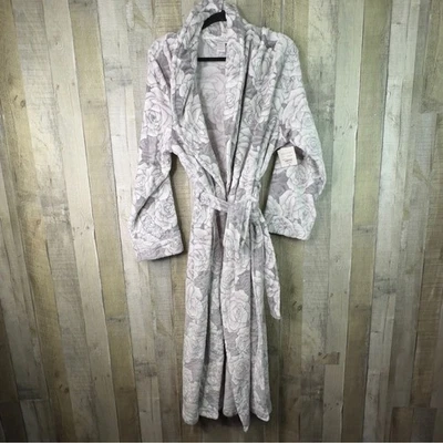 Bata de felpa de gran tamaño con estampado floral en relieve gris/blanco Liz Claiborne con bolsillos Foto 1 de 4