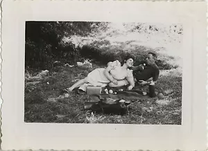 PHOTO ANCIENNE - VINTAGE SNAPSHOT - PIQUE NIQUE COUPLE AMOUREUX - LOVERS PICNIC - Bild 1 von 1