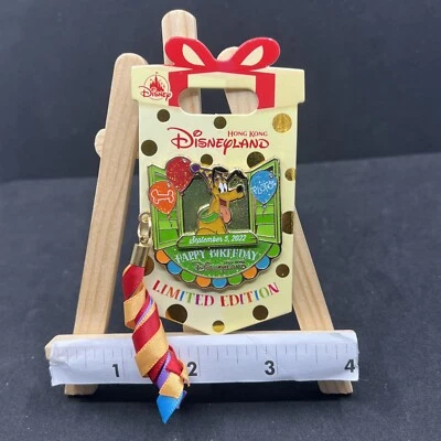 Broche HKDL Disney 2022 Pluto feliz aniversário pendurado LE 500 - Imagem 1 de 4