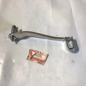 Pedal de freno trasero NOS OEM Kawasaki 43077‐001 - Se adapta a F11/F11M 250 Big Horn 73–75 - Imagen 1 de 2