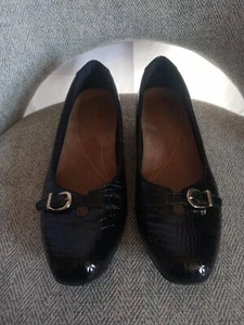 Clarks Shoes Womens 7M Collection Black Shiny Gold Buckle Classic Flats Chic - Picture 1 of 7