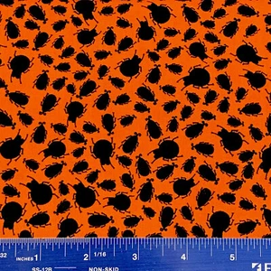 Tela de algodón para acolchar Halloween 4 yardas Black Bug on Orange - Tesoros atemporales - Imagen 1 de 2
