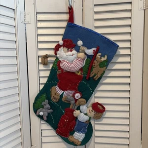 Medias de Navidad Bucilla Golfing Papá Noel aplique fieltro acabado - Imagen 1 de 5