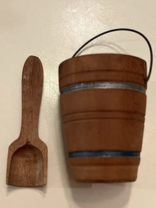 Antiguo cubo de leche de madera con cuchara casa de muñecas miniaturas - Imagen 1 de 10
