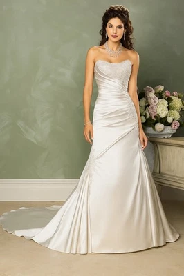 Vestido de novia de satén sin tirantes Carla, Maggie Sottero con corpiño y tren con cuentas Foto 1 de 4