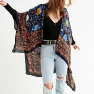 FREE PEOPLE URBAN OUTFITTERS ESSENTIAL KIMONO BOHO FLORAL BLUE COMBO ONE SIZE - Picture 1 of 10