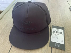 Gorra de camionero de ala plana con logotipo ARCTERYX negra sobre negra de malla nueva con etiquetas 5 paneles OSFA - Imagen 1 de 3