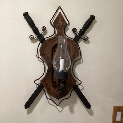 Espadas de pergamino de metal gótico medieval vintage sobre madera con luz de vela  Foto 1 de 4