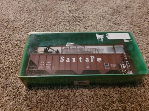 Bowser HO Scale Santa Fe 100 Ton 3 Bay Hopper kit #55109 - Picture 1 of 8