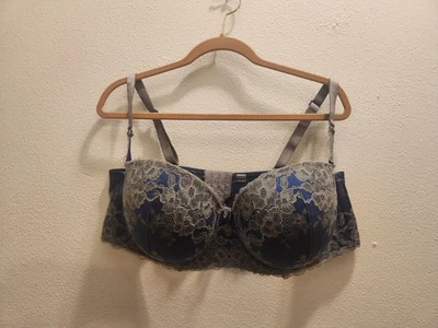 Sujetador sin tirantes acolchado con aros de encaje floral azul push up Torrid Curve talla 46D Foto 1 de 4