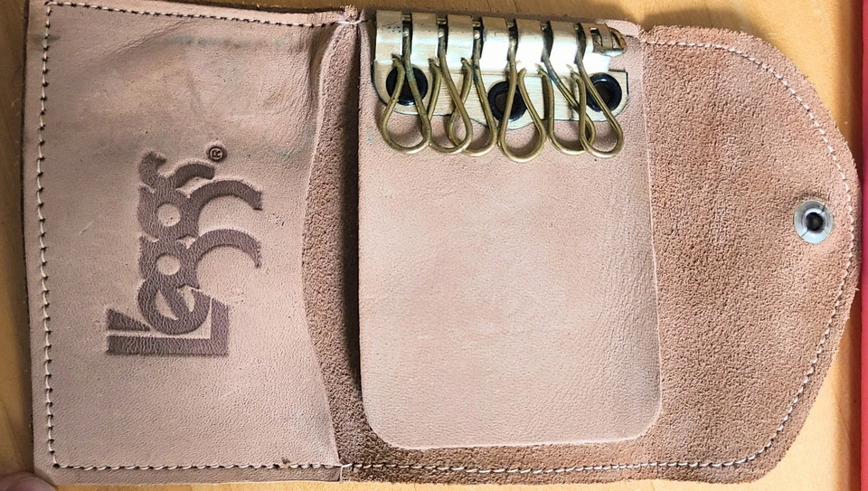 Cartera tríptica de cuero con calcetería Legg's vintage  Foto 1 de 3