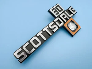 Front Fender "Scottsdale 30" Emblem Set 1981-1987 Chevy Pickup Trucks x 1 - Foto 1 di 2