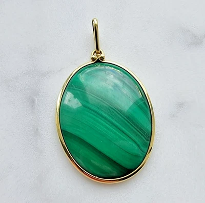 VINTAGE 18K YELLOW GOLD LARGE NATURAL OVAL 38 x 28 mm.  MALACHITE PENDANT - Image 1 of 4