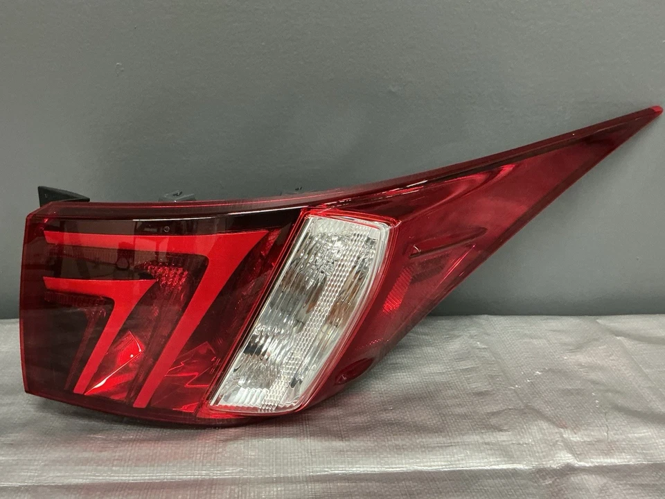 Luz trasera izquierda Lexus IS 350 2015 cuarto 8156053270 OEM Foto 1 de 4