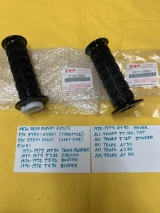NEW OEM SUZUKI HAND GRIP SET (57110-20601-SET) MT50,RV90,TS90,TS50,TC90 AHRMA - Foto 1 di 5