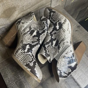 Vince Camuto Women’s Boots SZ 9 Famhido Snakeskin Heeled Ankle Casual Booties - Picture 1 of 20