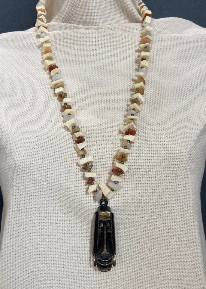 Collar vintage de piedra y hueso con colgante tribal vintage Foto 1 de 4
