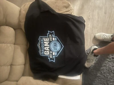 Camiseta y Toalla Juego Inaugural Utah Hockey Club 10/8/2024 Primer Juego Foto 1 de 3