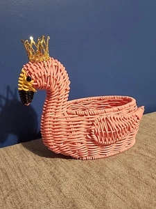Rosa Flamingo mit Krone Hello Summer! von Ciroa Servierkorb Harzgeflecht 9 Zoll - Bild 1 von 5