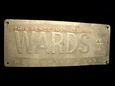 "CERCA VINTAGE MONTGOMERY WARDS INSTALADA POR ~ LETRERO DE HOJALATA PUBLICITARIO ~ 10"" X 4""" Foto 1 de 3