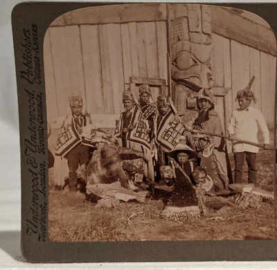 1902 LOS FANTÁSTICOS BAILARINES POTLATCH, PUEBLO DE KLINKWAN, VISTA ESTEREOGRÁFICA DE ALASKA Foto 1 de 4