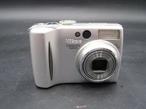 Nikon COOLPIX 5200 5.1MP Digital Camera - Silver With Battery PARTS or REPAIR - Picture 1 of 4