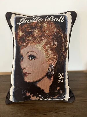 Almohada de bola Lucille Foto 1 de 3