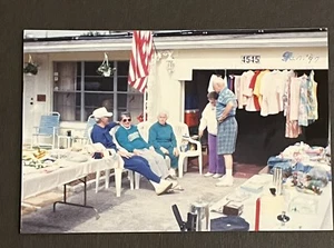 FOTO DE COLECCIÓN ENCONTRADA ancianos teniendo una venta de garaje en el patio - Imagen 1 de 3