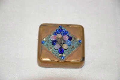 ANCIENNE PETITE BOITE A PILULES, POUDRIER, PILULIER  en LAITON incrusté pierres  - Photo 1/4