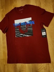 Neu mit Etikett True Religión Buddha rote Dahlie T-Shirt für Herren Größe L - Bild 1 von 5